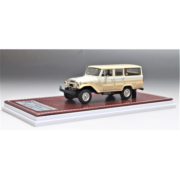 Toyota FJ45LV LC Beige/White 1966