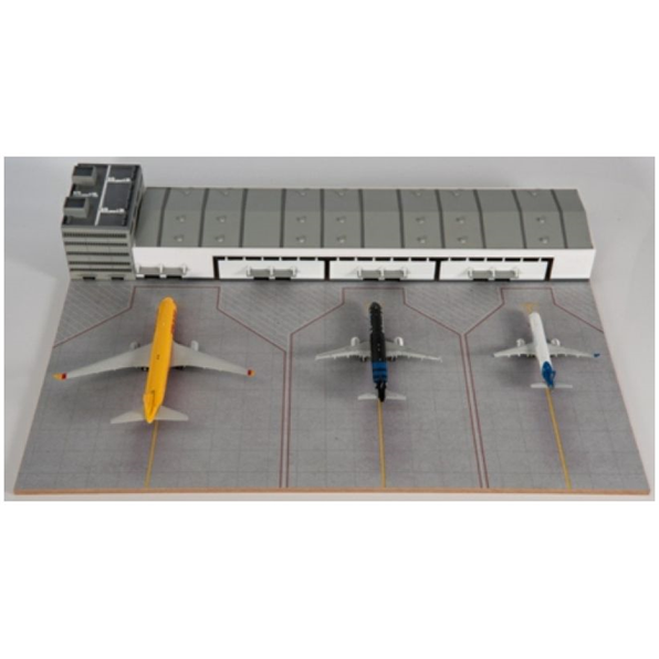Airport Cargo Terminal Display Case w/Apron and 3 Aircraft Models
