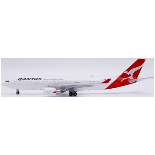 Airbus A330-200 Qantas OC VH-EBN w/Antenna