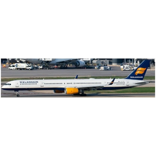 Boeing 757-300 Icelandair TF-FIX w/Antenna