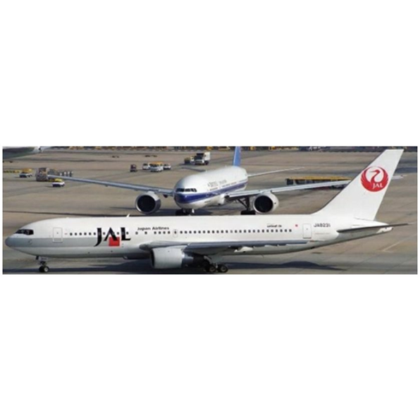 Boeing 767-200 Japan Airlines OC JA8231 w/Antenna