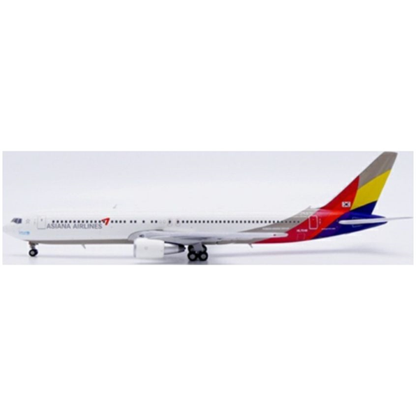 Boeing 767-300 Asiana Airlines HL7248 w/Antenna
