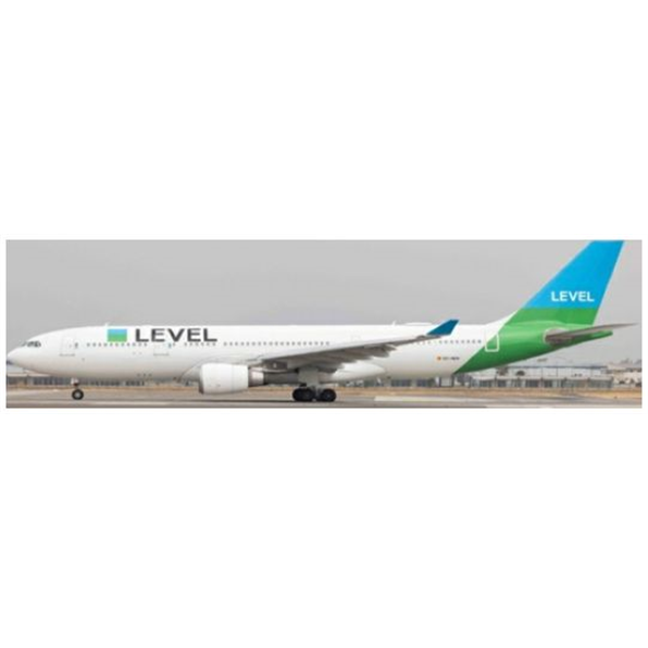 Airbus A330-200 Level EC-NEN w/Antenna