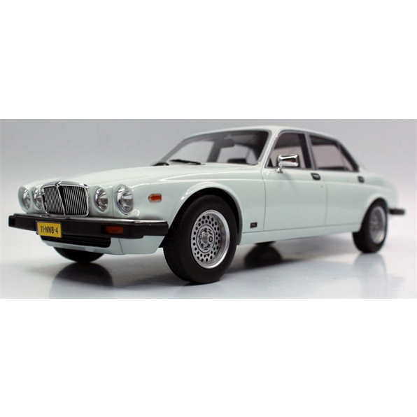Jaguar XJ6 1982 , white