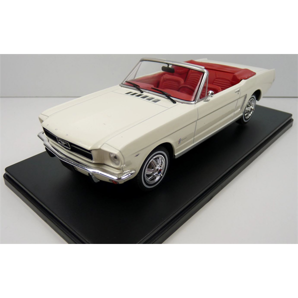 Ford Mustang Convertible 1965 - White 1:24th Scale