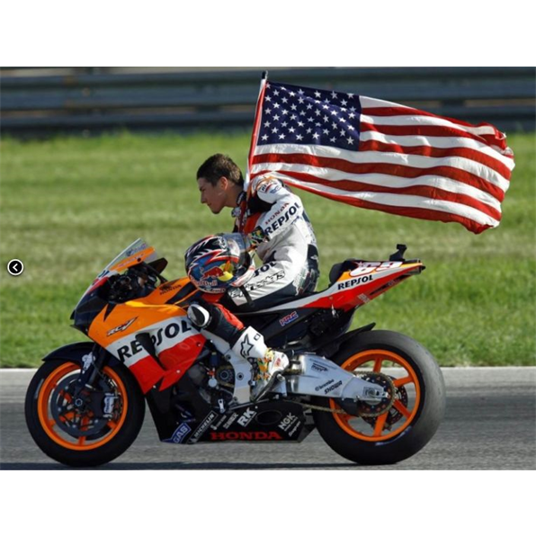 Honda RC211V Nicky Hayden World Champion Moto GP 2006 with figurine and Flag