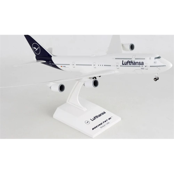Boeing B747-8i Lufthansa w/Gear New Livery
