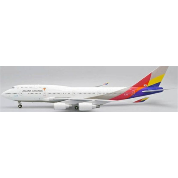 Boeing 747-400M Asiana Airlines HL7421 w/Stand