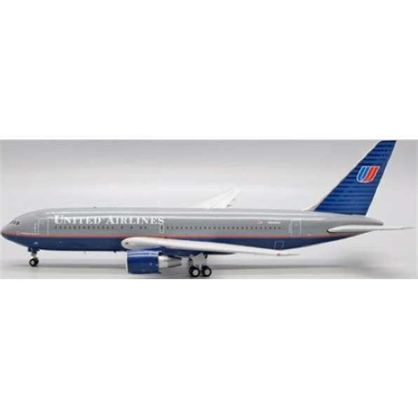 Boeing 767-200 United Airlines N608UA w/Stand