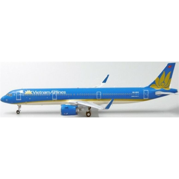 Airbus A321NEO Vietnam Airlines VN-A618 w/Stand