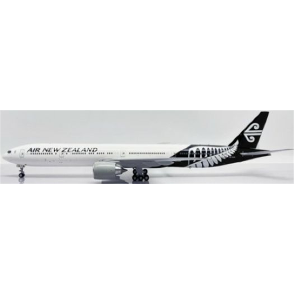 Boeing 777-300ER Air New Zealand ZK-OKM w/Stand
