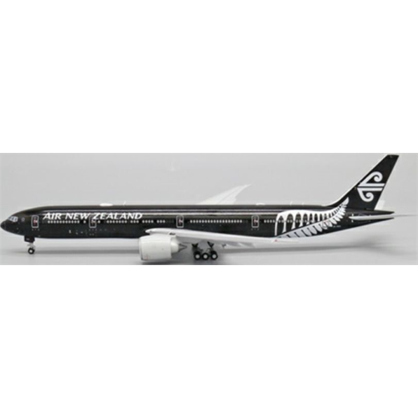 Boeing 777-300ER Air New Zealand All Blacks ZK-OKQ w/Antenna