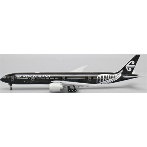 Boeing 777-300ER Air New Zealand All Blacks ZK-OKQ Flaps Down w/Antenna